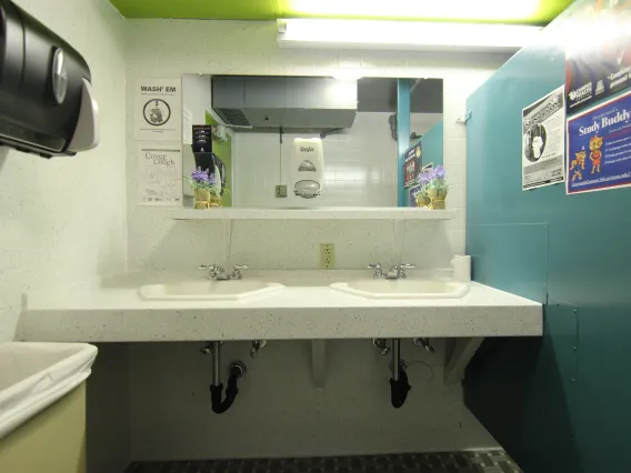 Kaibab-Huachuca bathroom