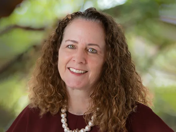 Dana Robbins-Murray Headshot