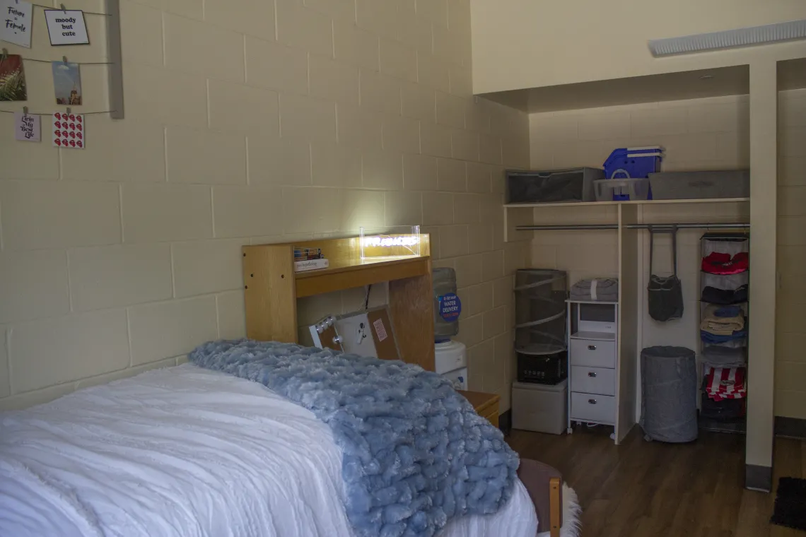 villa del puente dorm room with closet