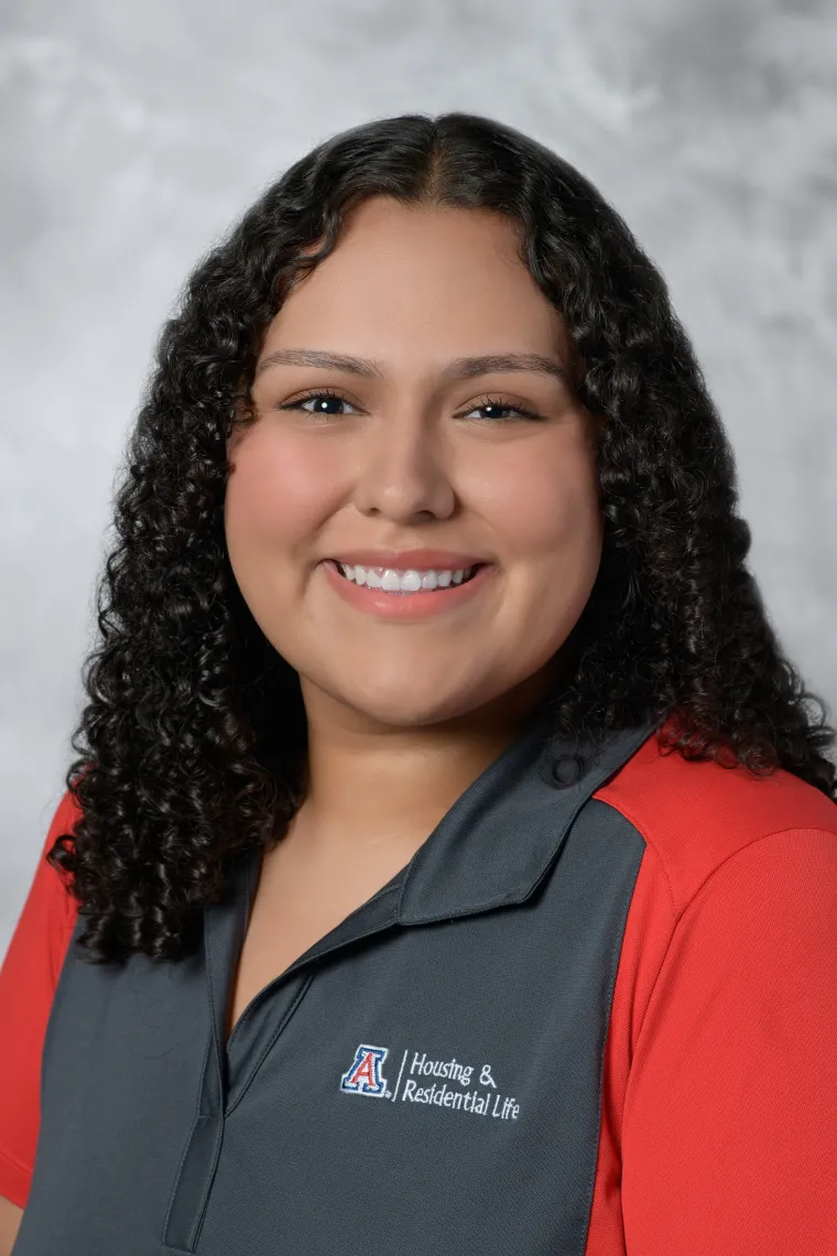 headshot of gloria